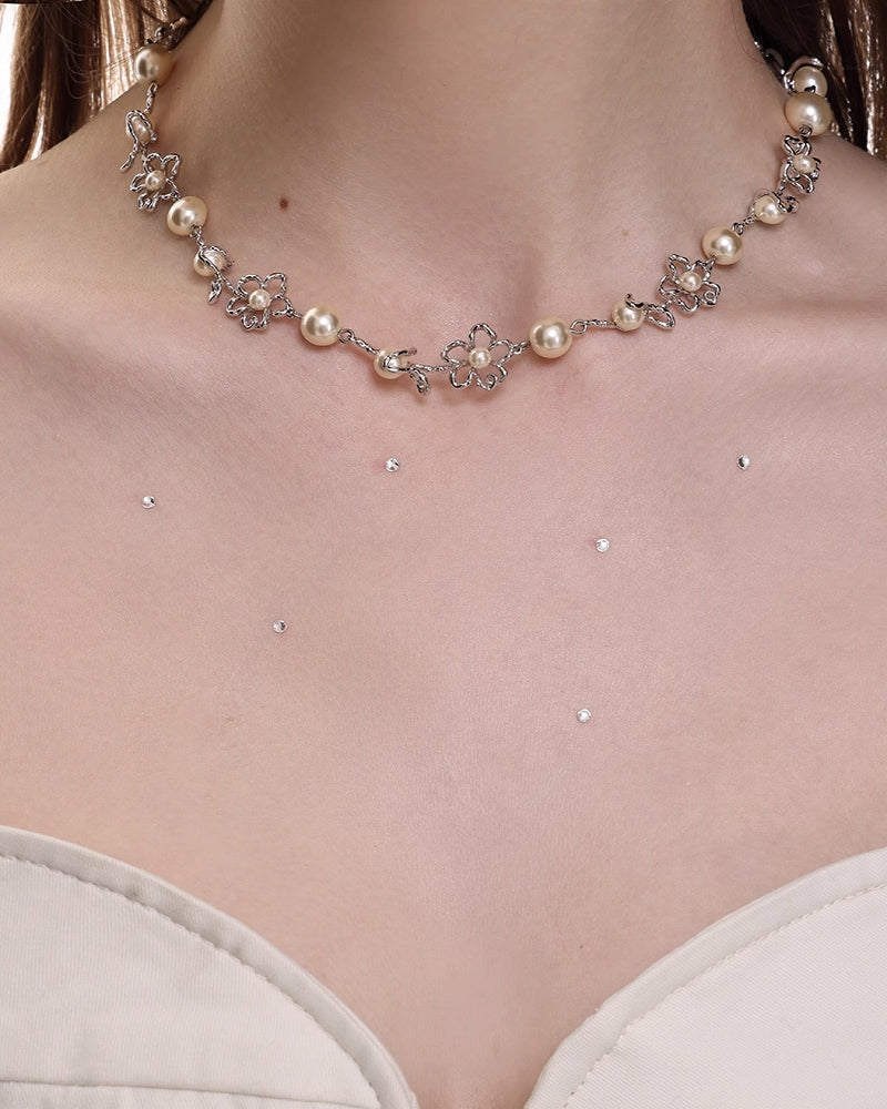 Graffiti Line Small Flower Necklace