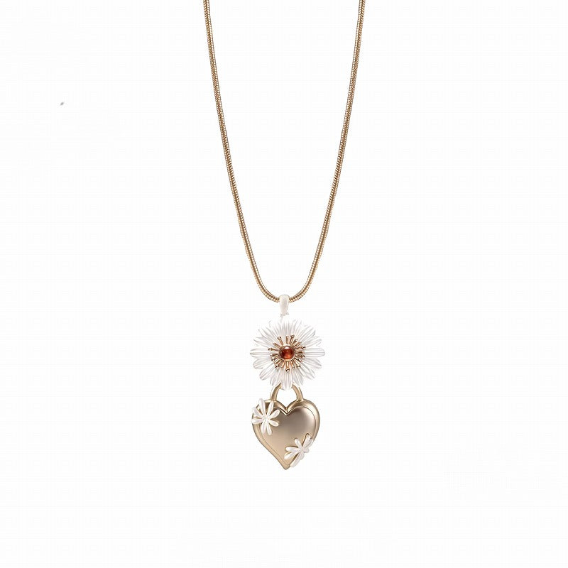 Daisy In the Heart Necklace 02