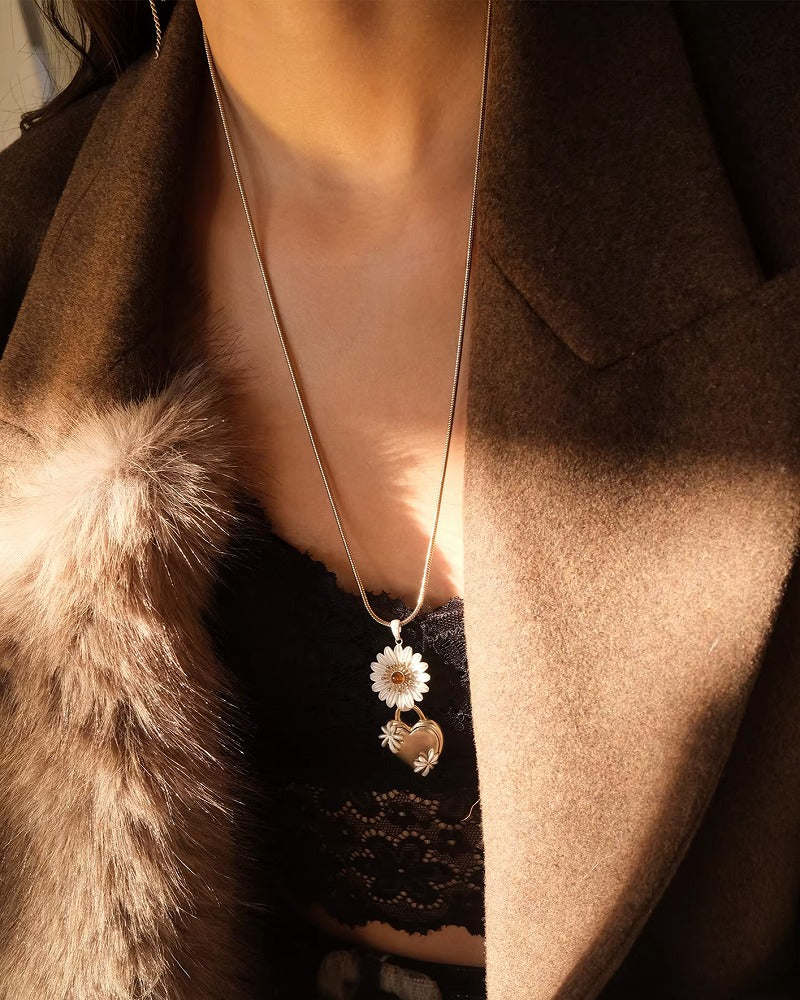 Daisy In the Heart Necklace 02