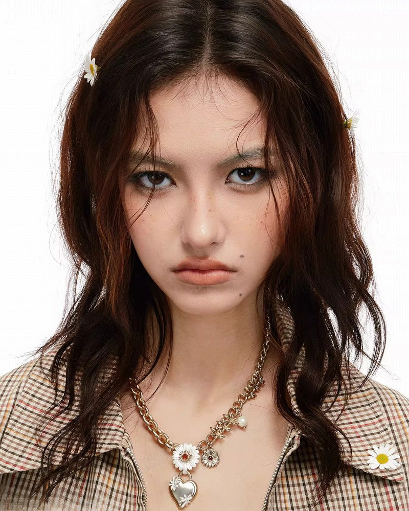 Daisy In the Heart Necklace 01