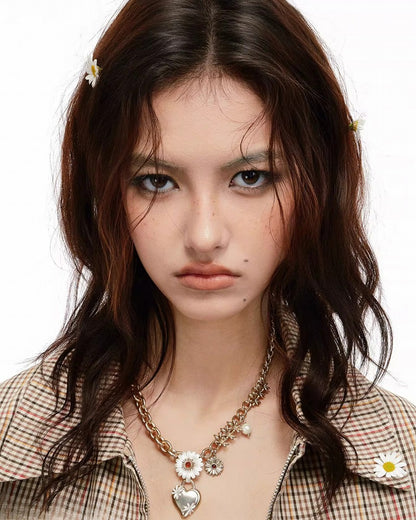 Daisy In the Heart Necklace 01