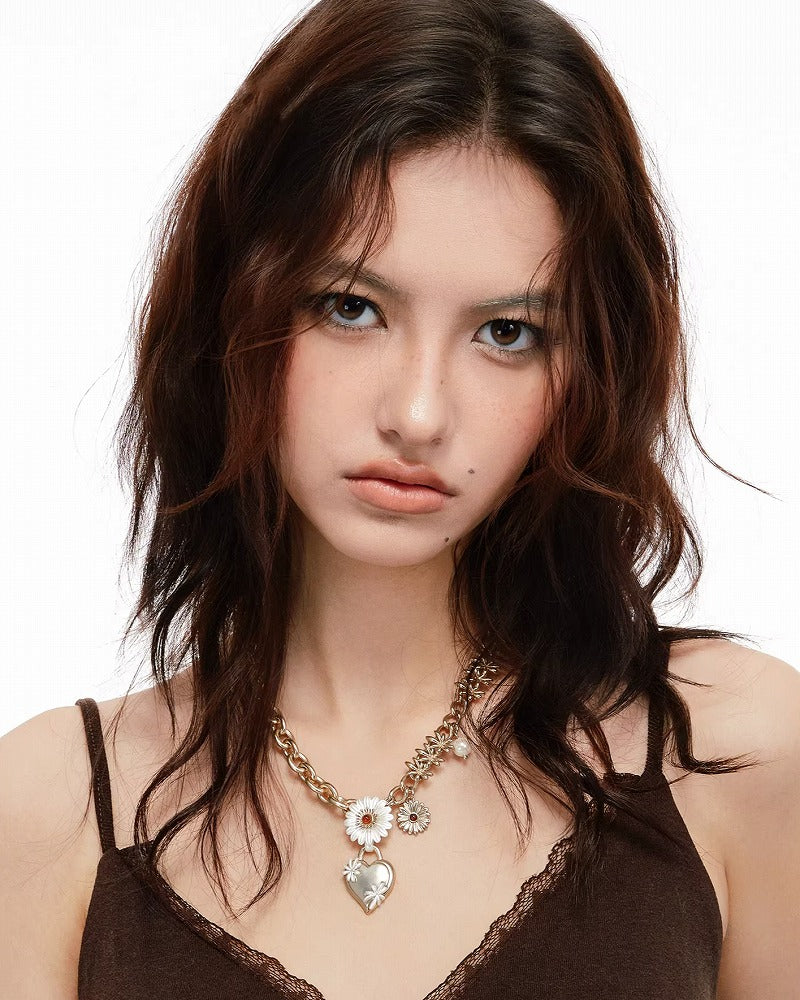 Daisy In the Heart Necklace 01