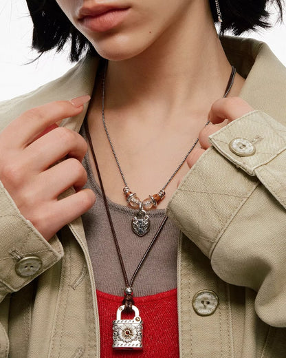 Daisy Declaration Necklace 01