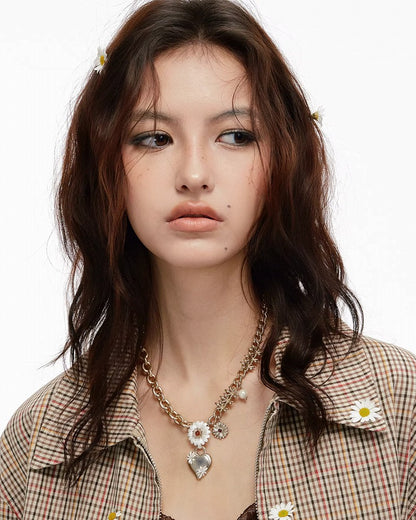Daisy In the Heart Necklace 01