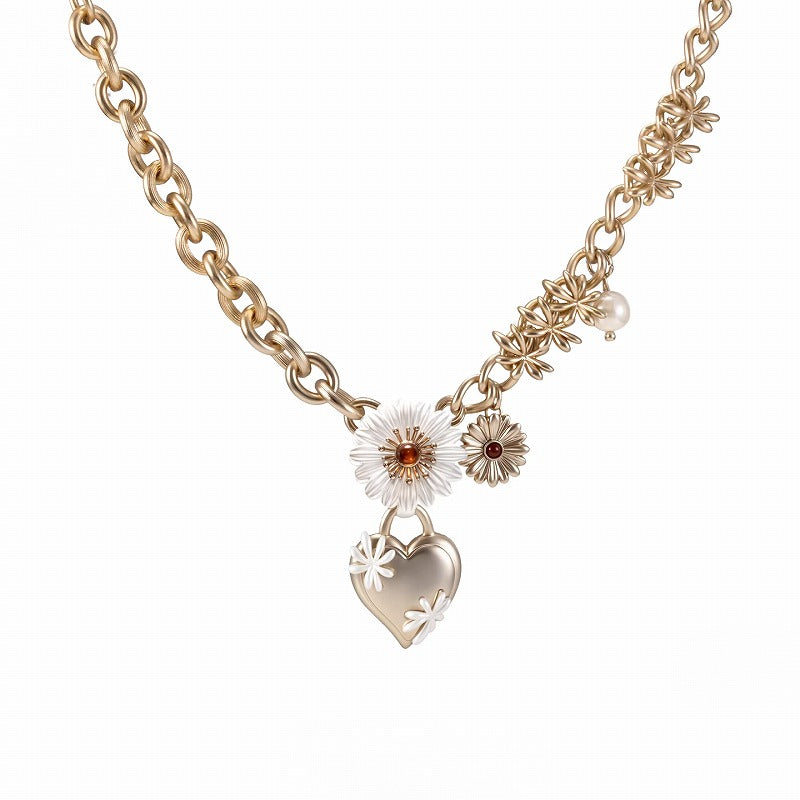 Daisy In the Heart Necklace 01