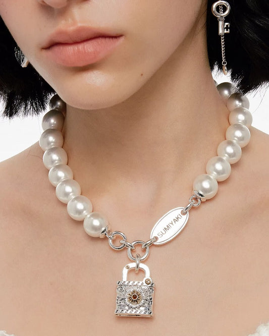 Daisy Declaration Necklace 04