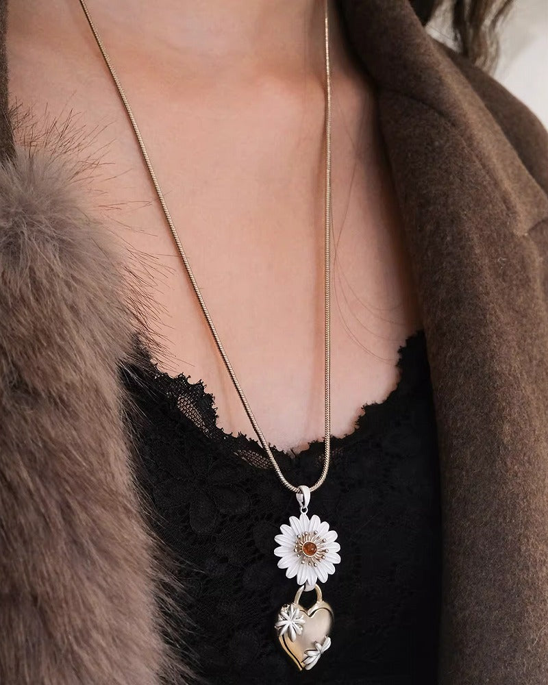 Daisy In the Heart Necklace 02