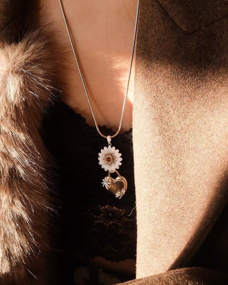 Daisy In the Heart Necklace 02